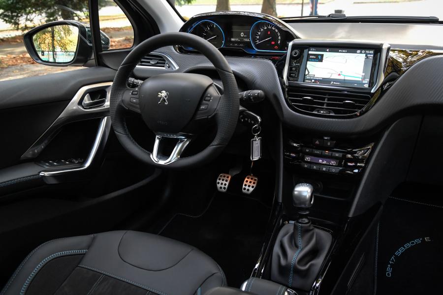 Интерьер Peugeot 2008 Crossway 2017 года  (фото 17 из 26)